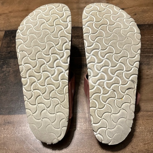 Birkenstock Gizeh Patent Leather Sandals - Picture 3 of 10